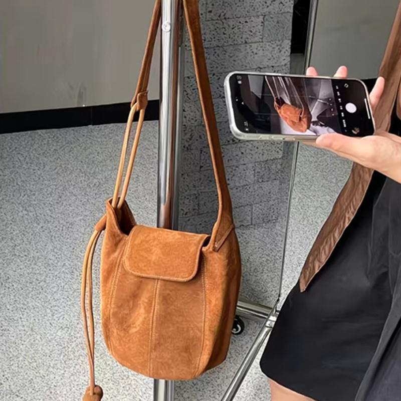Frosted Suede Bucket Bag Pumpk - Interior Design High End recension och pris